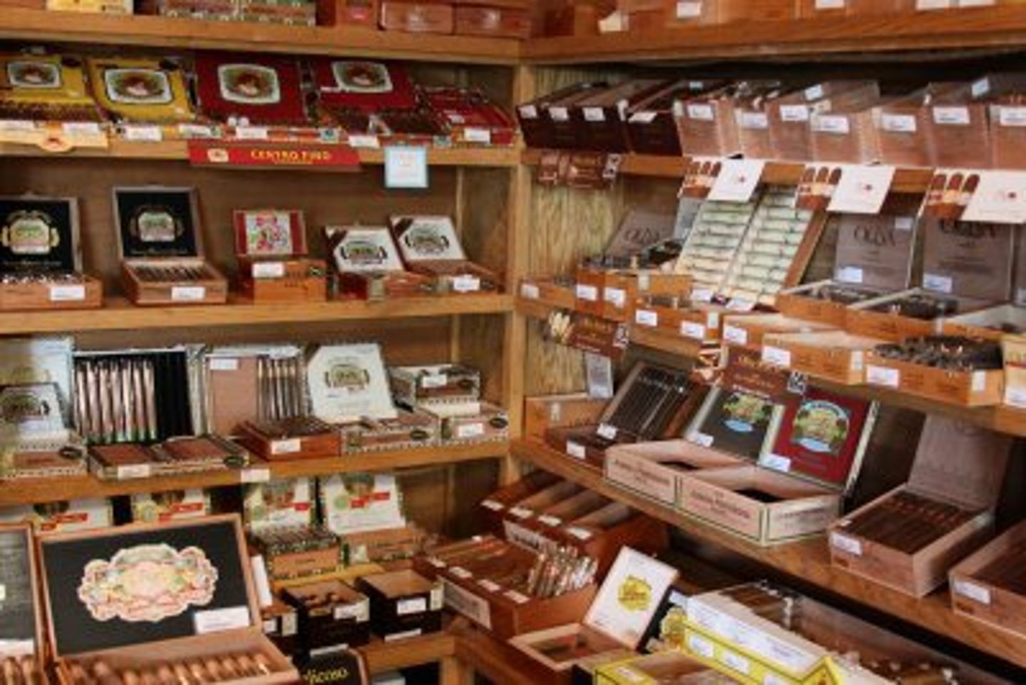 <p>tobacco store</p>