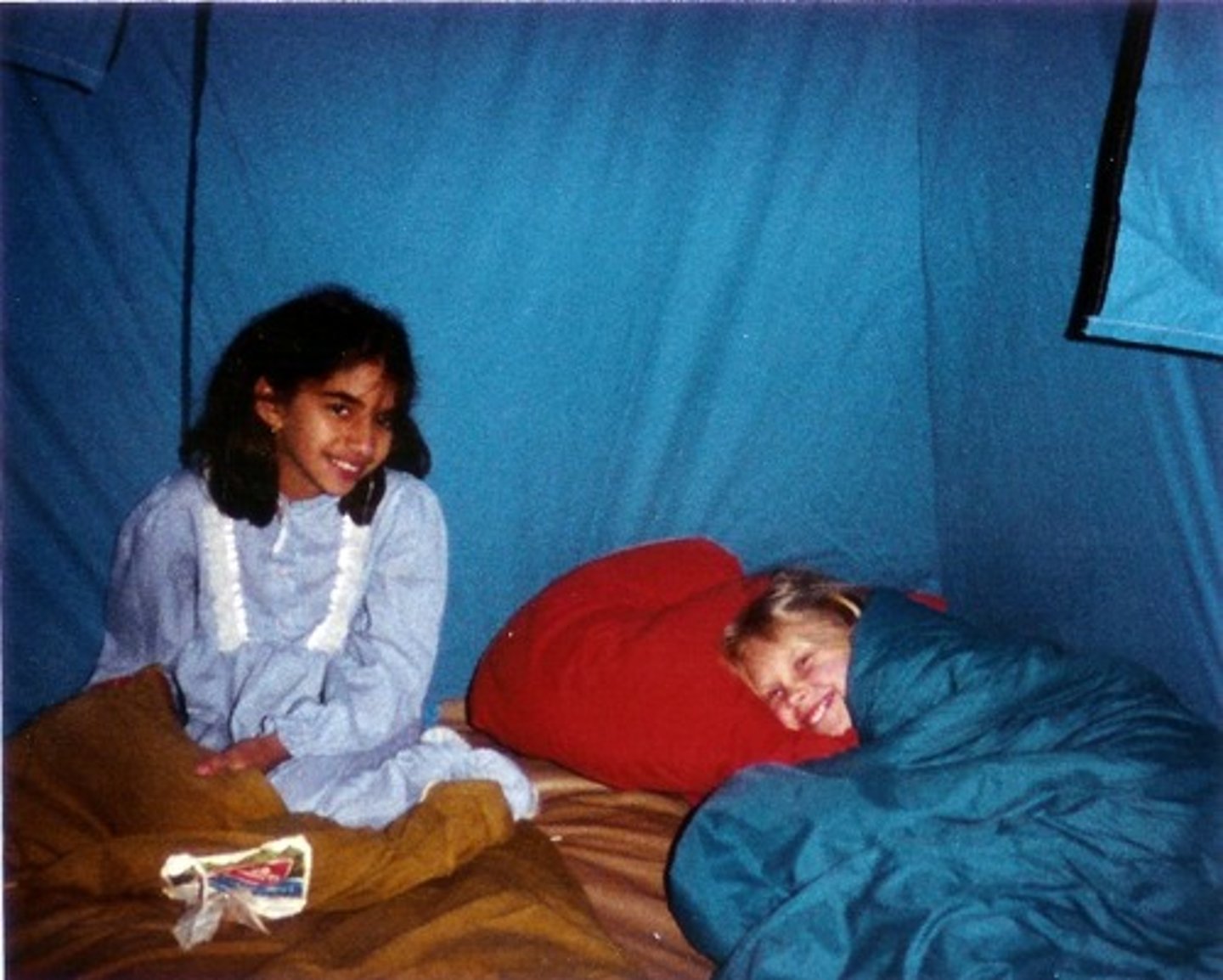 <p>спати в наметі</p>