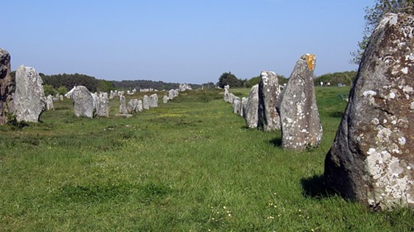 <p>Les menhirs et les dolmens se trouvent...</p>