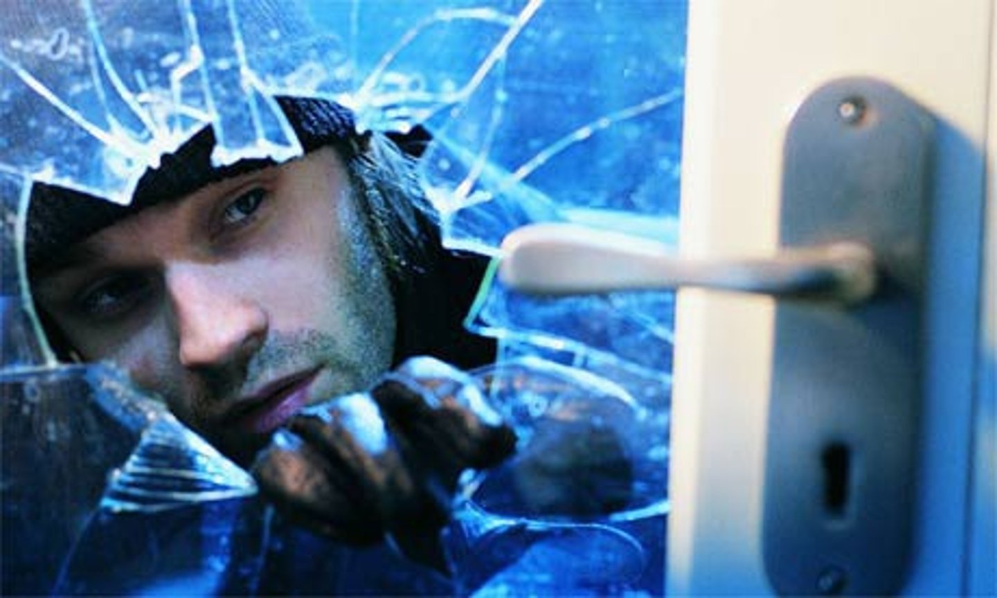 <p>kẻ trộm, kẻ đột nhập</p>