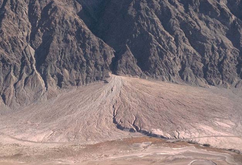 <ul><li><p>a fan shaped deposit of sand and gravel at the mouth of a mountain canyon, where the stream gradient flattens at the main valley floor</p></li><li><p>steep → high velocity</p></li><li><p>lower → drop of velocity</p></li></ul>