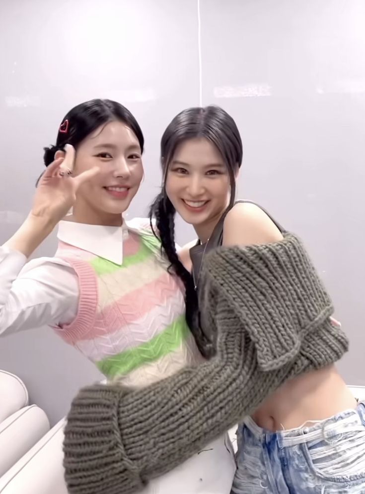<p>miyeon+ sana. which is on which side</p>