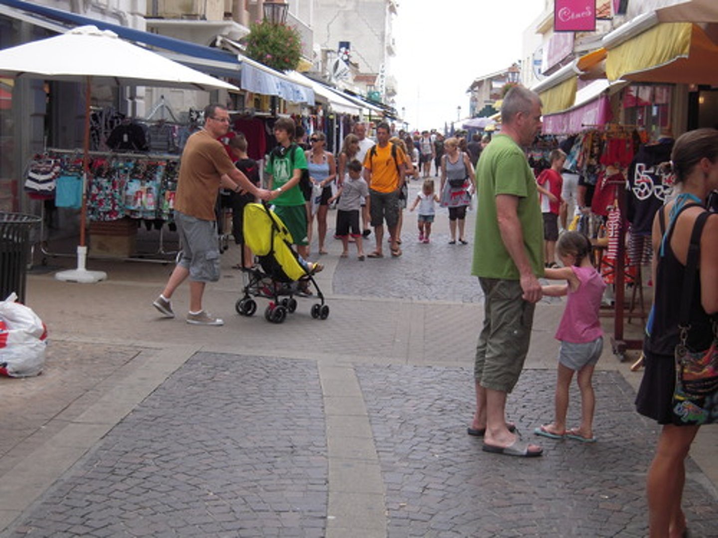 <p>une rue piétonne</p>