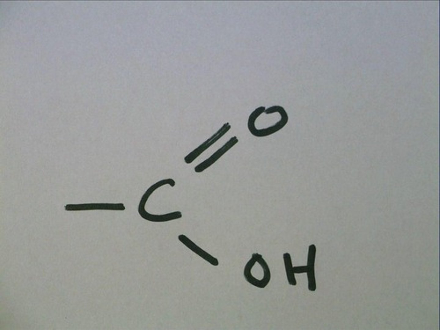 <p>A functional group present in organic acids and consisting of a single carbon atom double-bonded to an oxygen atom and also bonded to a hydroxyl group.</p>