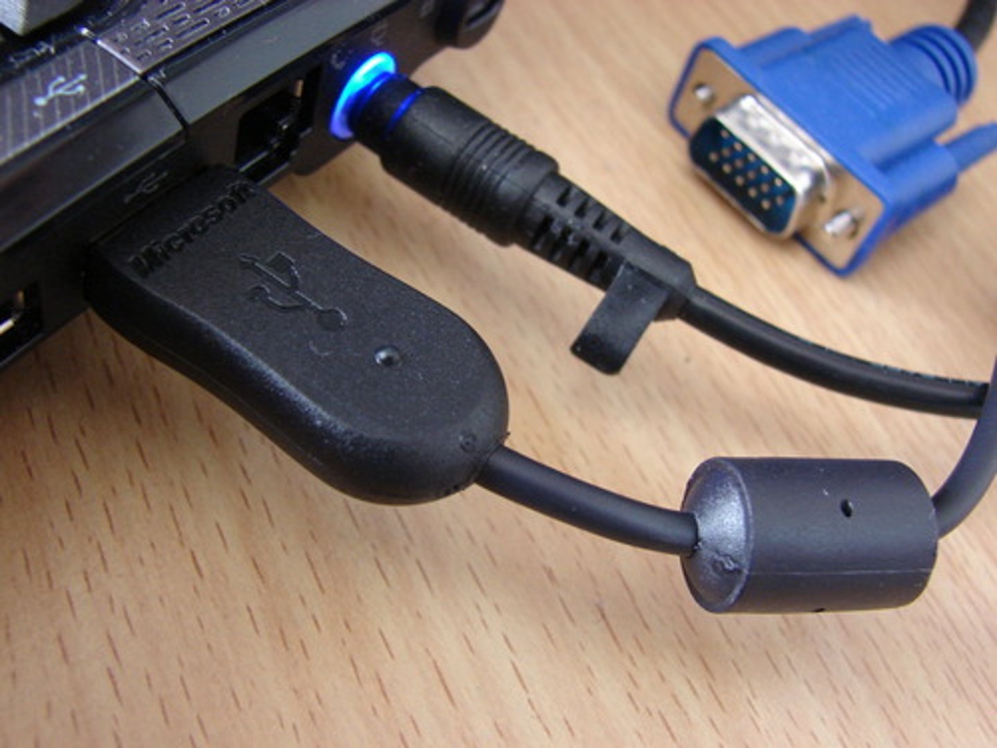 <p>Um den Drucker zu benutzen, müssen wir ihn an den Computer _______________.</p>