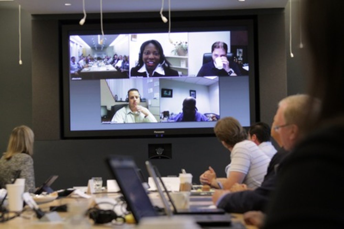 <p>tham gia vào</p>