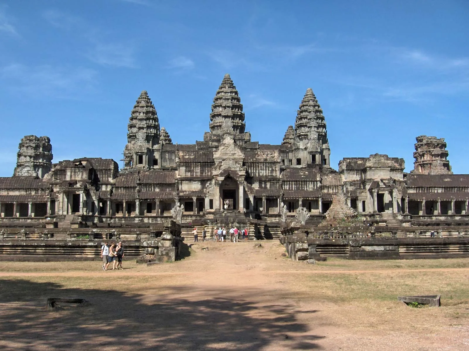 <ul><li><p>Buddhist and Hindu temple for the God Vishnu</p></li><li><p>Carved out of stone</p></li><li><p>shown on the Cambodian flag</p></li><li><p>1116-50, in Cambodia</p></li></ul><p></p>
