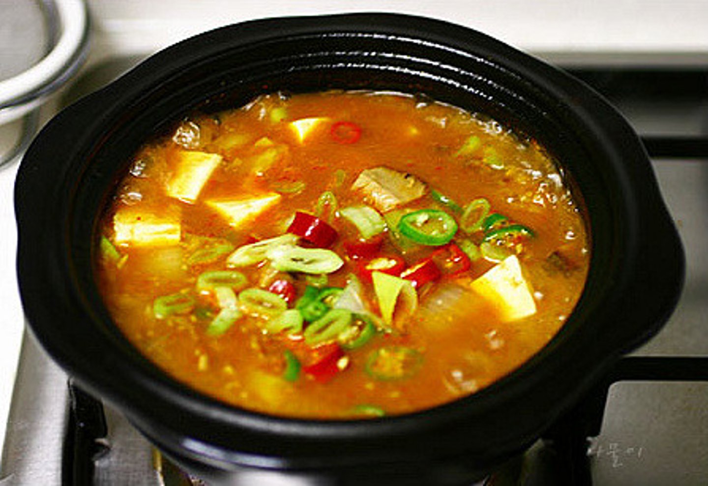<p>canh tương<br>된장찌개를 좋아했습니까?<br>Bạn có thích món canh tương không?</p>