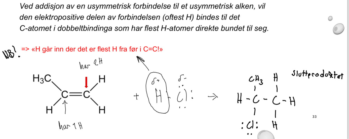 <p>H binder seg til det karbonet i dobbeltbindingen som har flest hydrogenatomer fra før.</p>