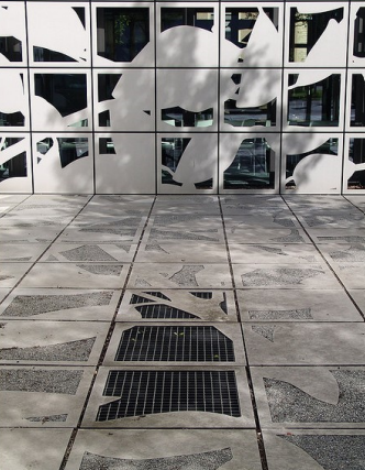 name the building architect and style 
