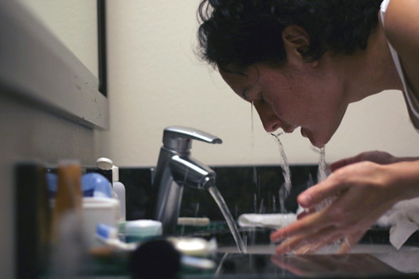 <p>She washes herself.</p>
