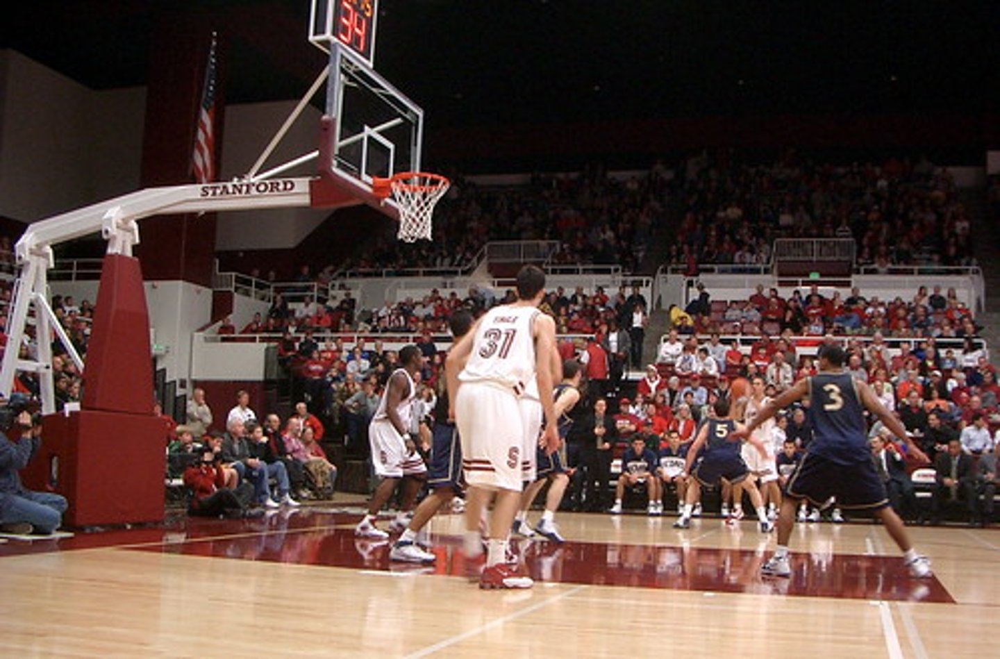 <p>jugar al baloncesto</p>