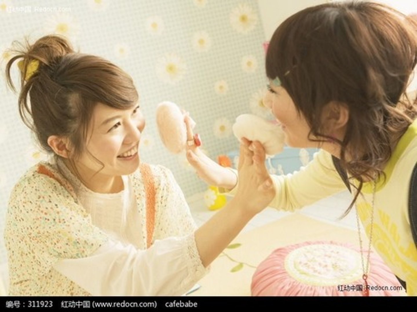 <p>với nhau, lẫn nhau</p>