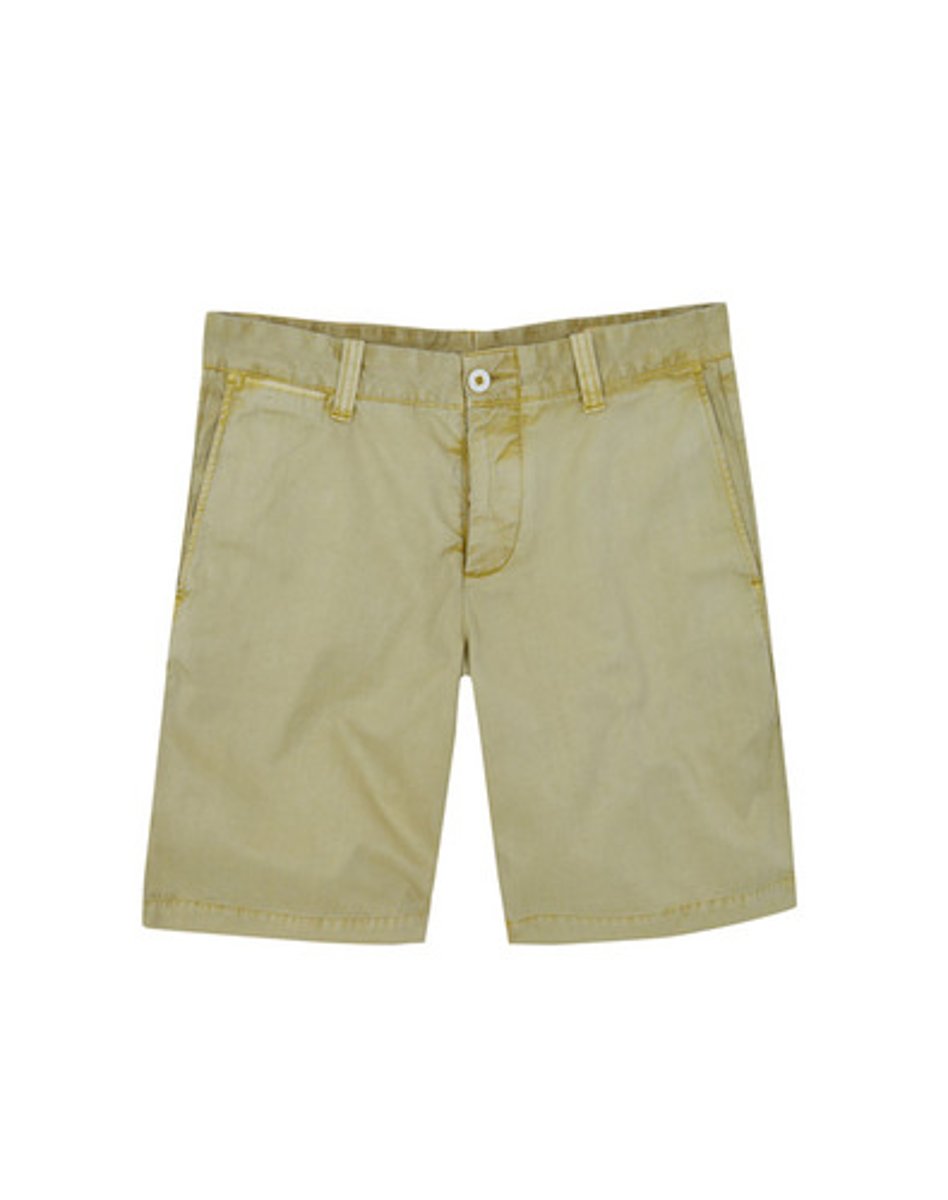 <p>bermuda shorts</p>