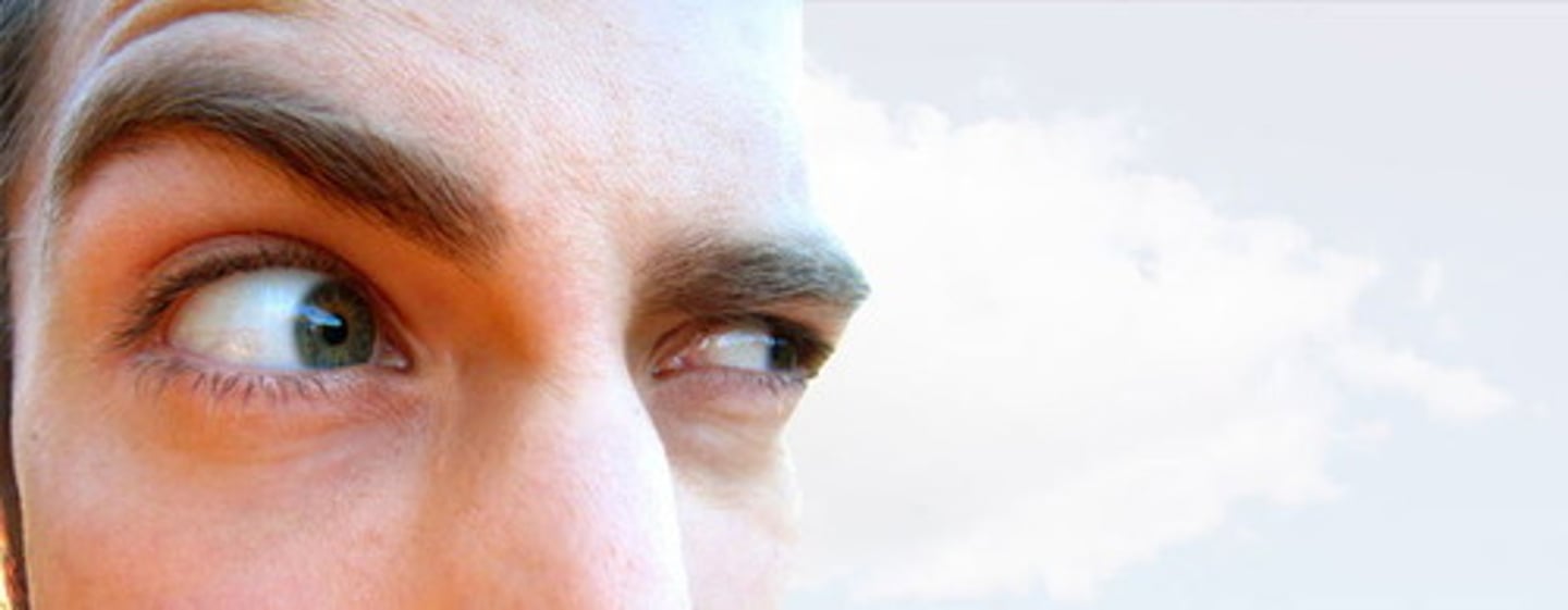 <p>to look at or think about someone or something with doubt, disapproval, or no trust (nhìn bằng con mắt hoài nghi)</p>