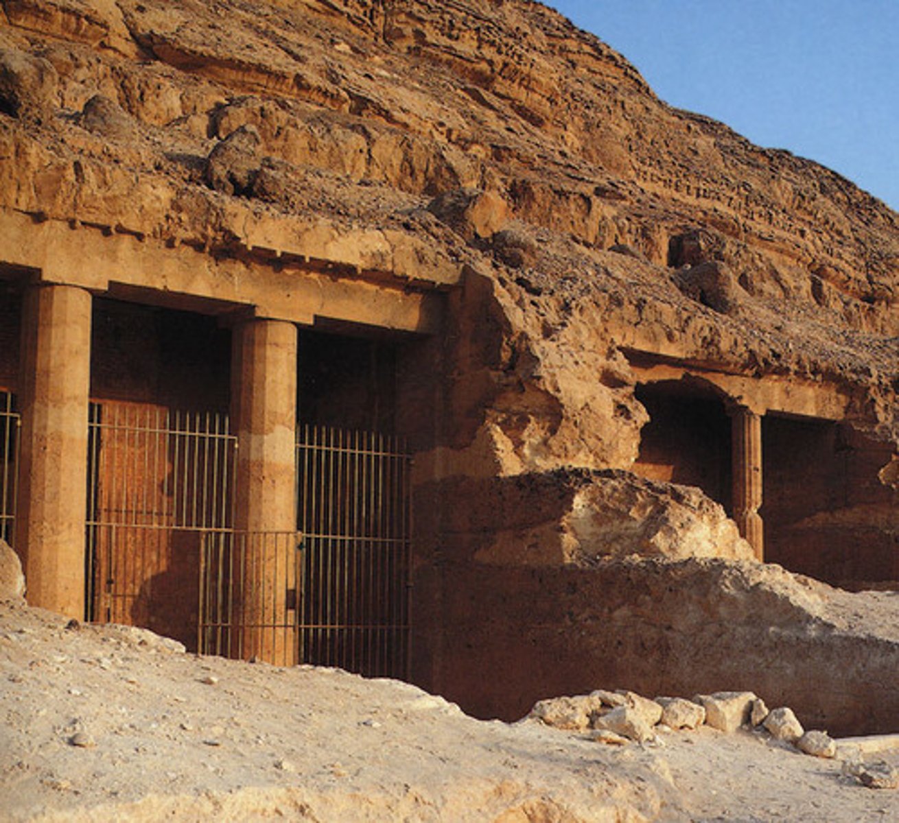 <p>a burial chamber that is cut into an existing and naturally occurring rock formation, carving out rather than building up</p>