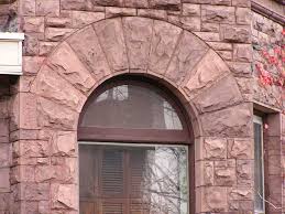 <p><span>a series of wedge-shaped or tapering stones or bricks that form a curved arch, vault, or window, with the narrower end pointing downward and the broader end at the top</span></p>