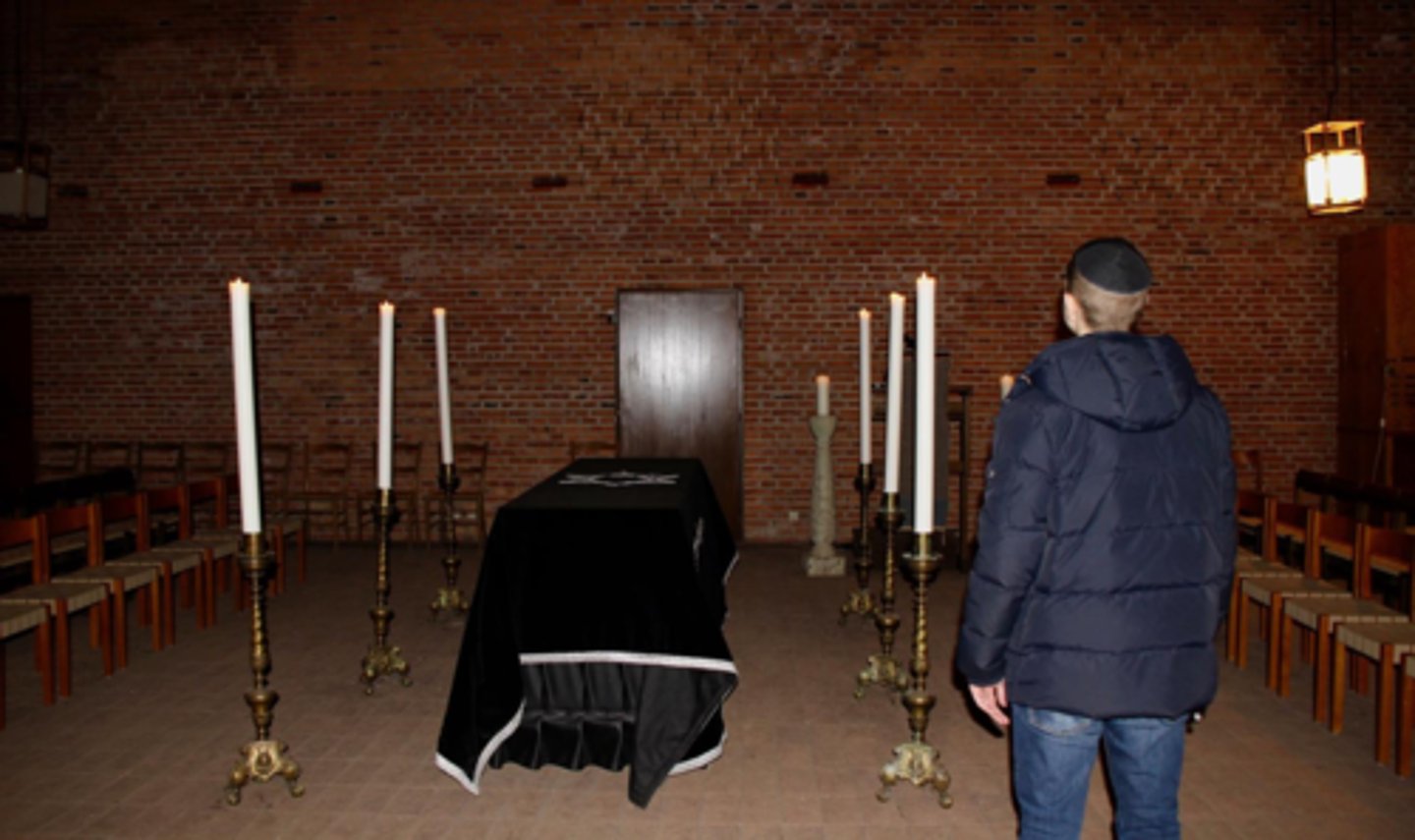 <p>In the Jewish faith, a watcher; one who sits with the body until burial.</p>