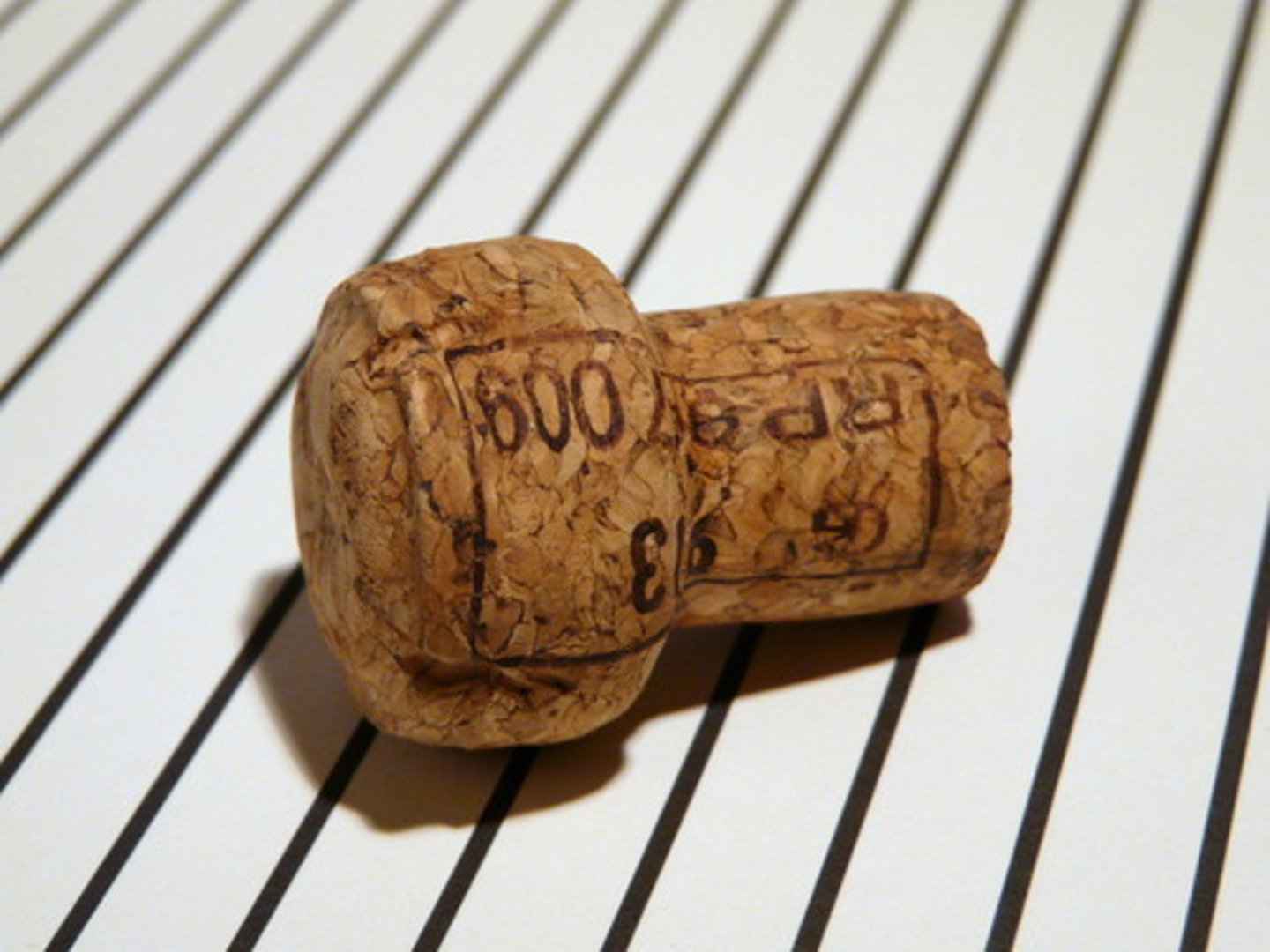 <p>(n) nút bần</p>