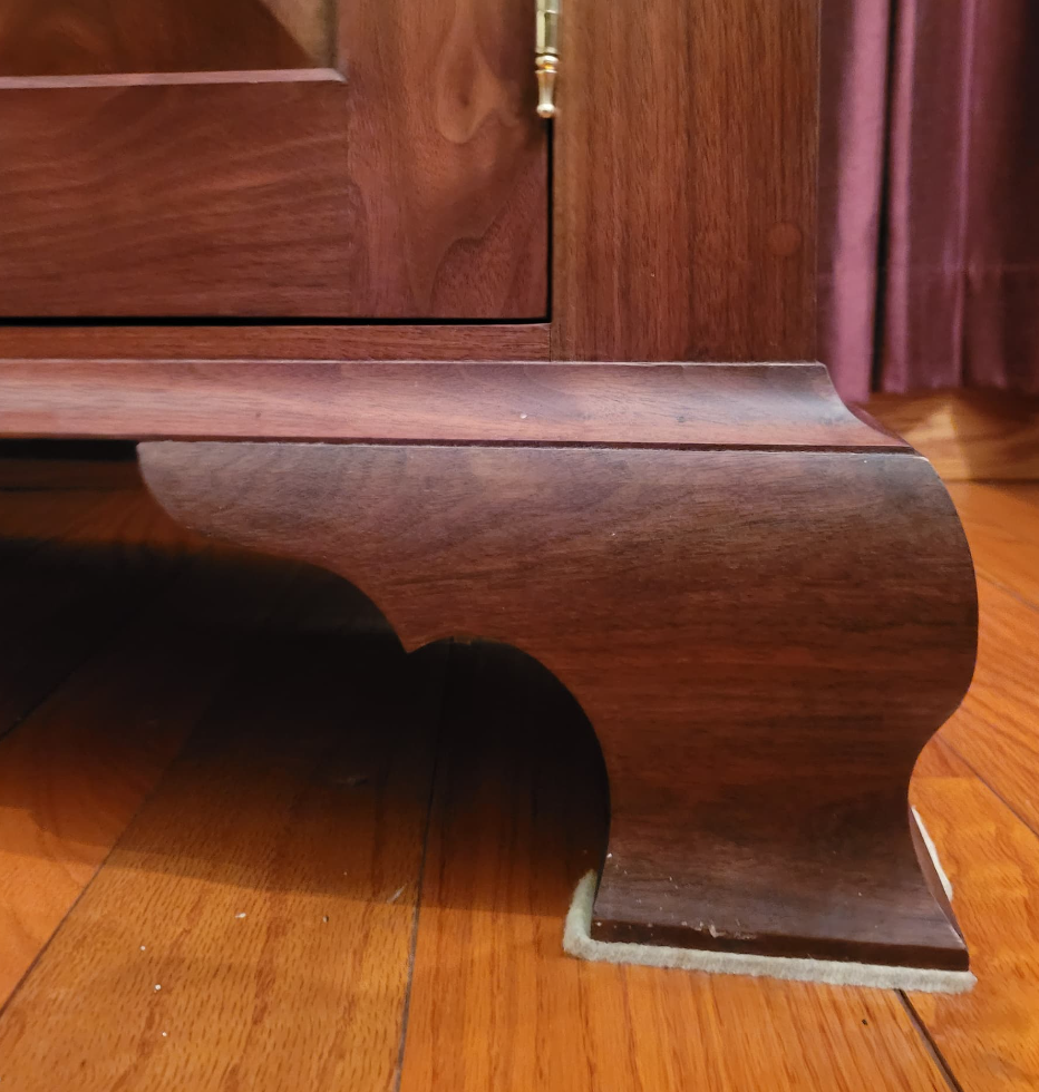 <p>Type of bracket foot with vertical profile in the form of an s curve or cyma reversa curve</p>