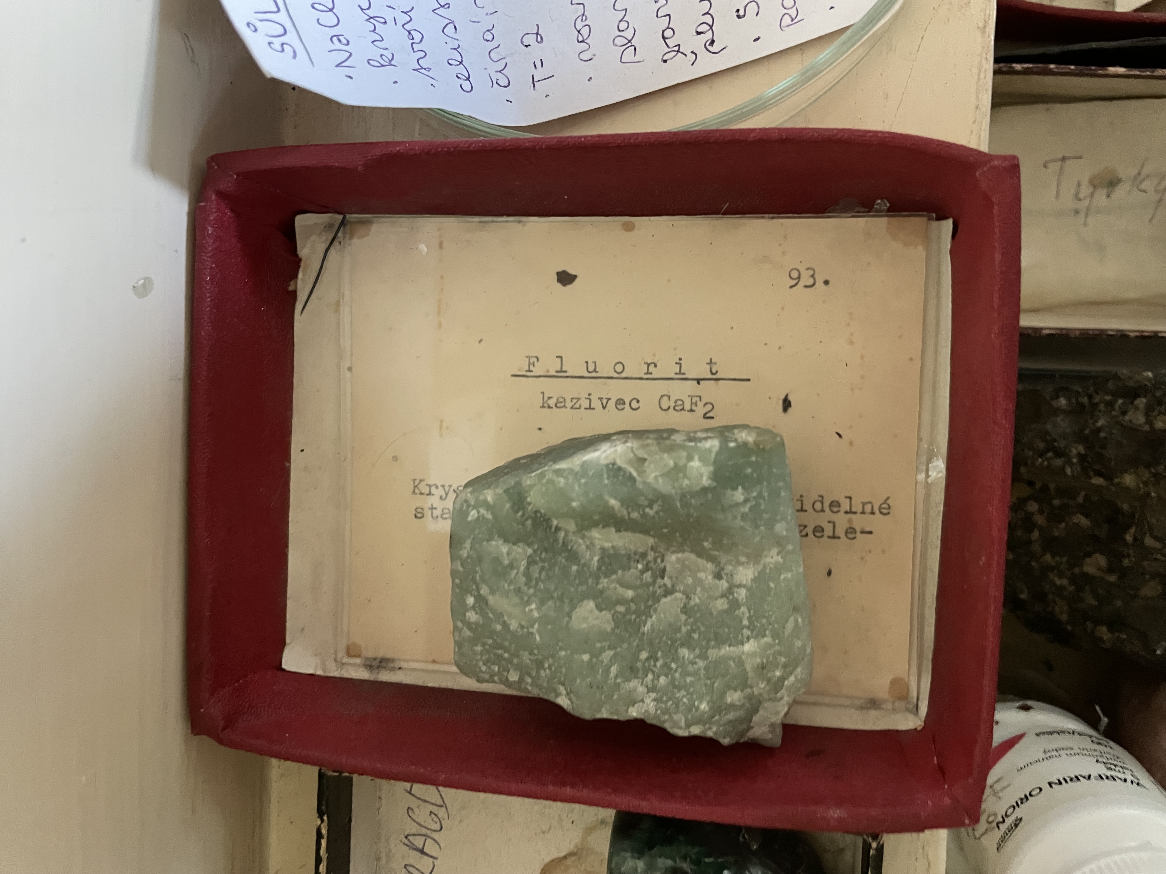 <p>fluorit - CaF2 - halogenidy</p>