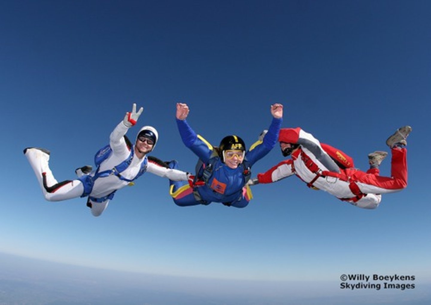 <p>to skydive</p>