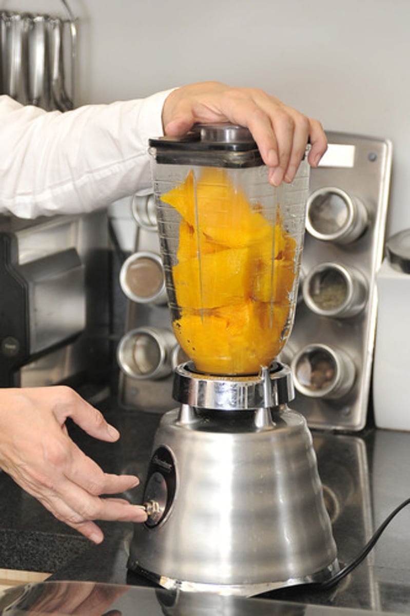 <p>to liquefy, to blend (hacer líquido)</p>