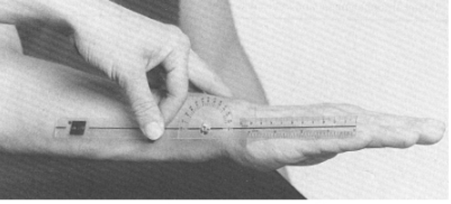 <p>csukló neutralis helyzetben (az alkar folytatása)</p><p>DE az ágyról lelóg > csak így lehet kivitelezni a mozgást</p>