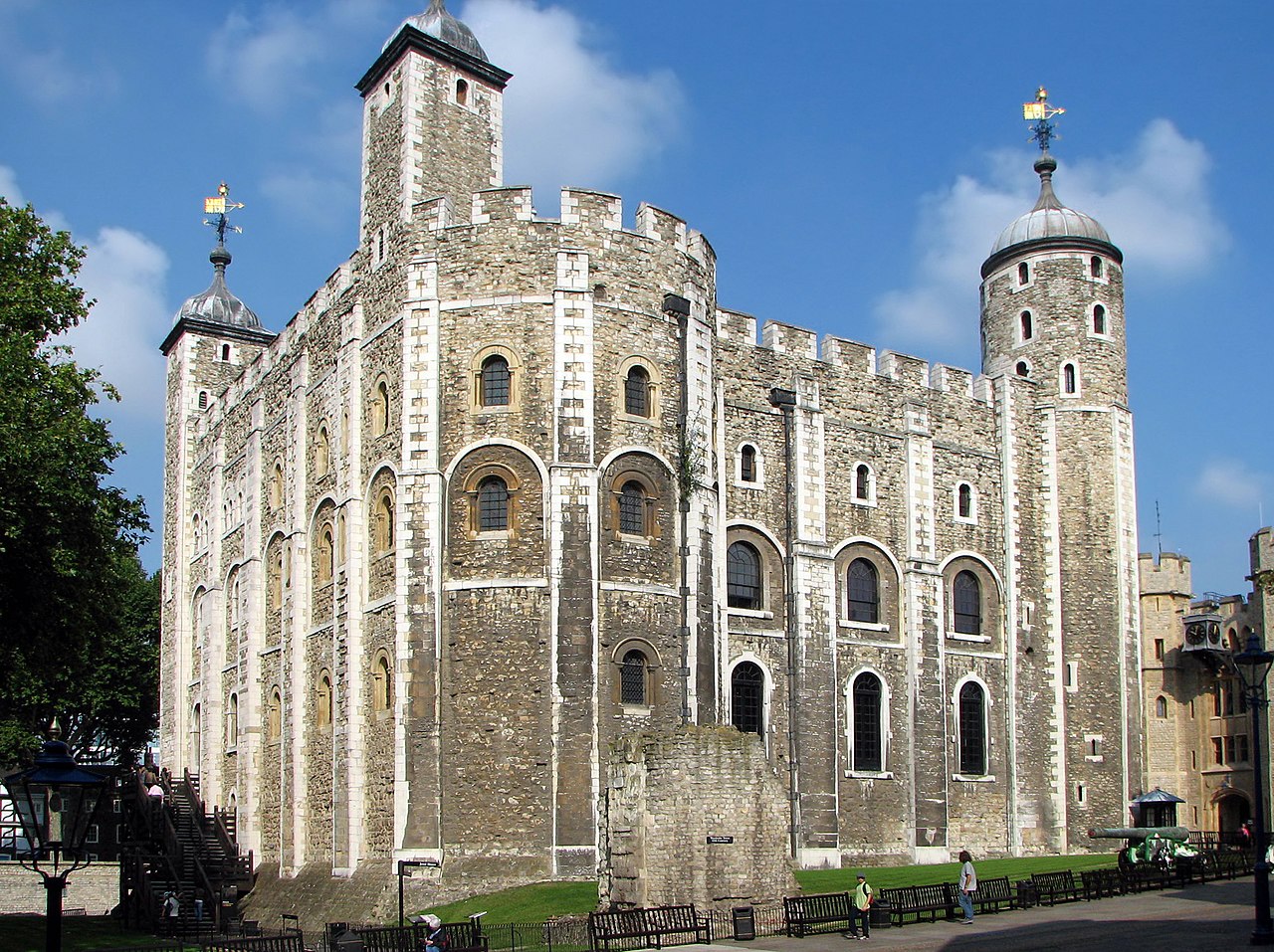 <ul><li><p>Built during the reign of William the Conqueror </p></li><li><p>Its placed at the center of the Tower of London and gives it its name </p></li></ul><p></p>