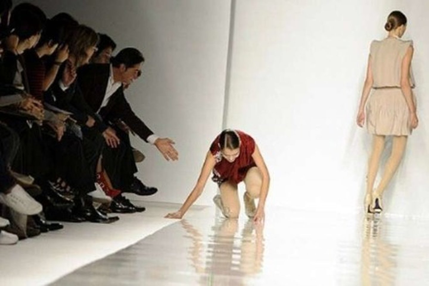 <p>I fell (girl)</p>