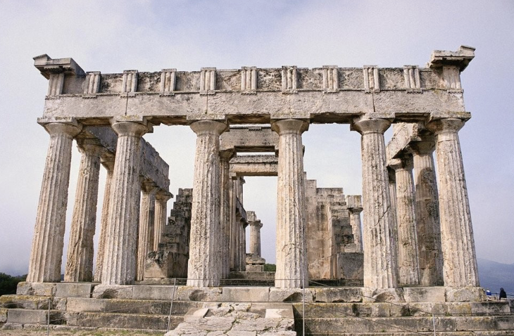 <p>column style with a plain capital, fluted shaft; most simple, masculine of orders</p>