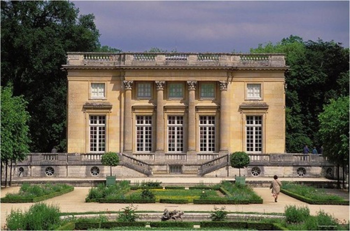 <p>- neoclassical architecture</p><p>- classical columns</p><p>- symmetry</p><p>- simple geometric forms</p>