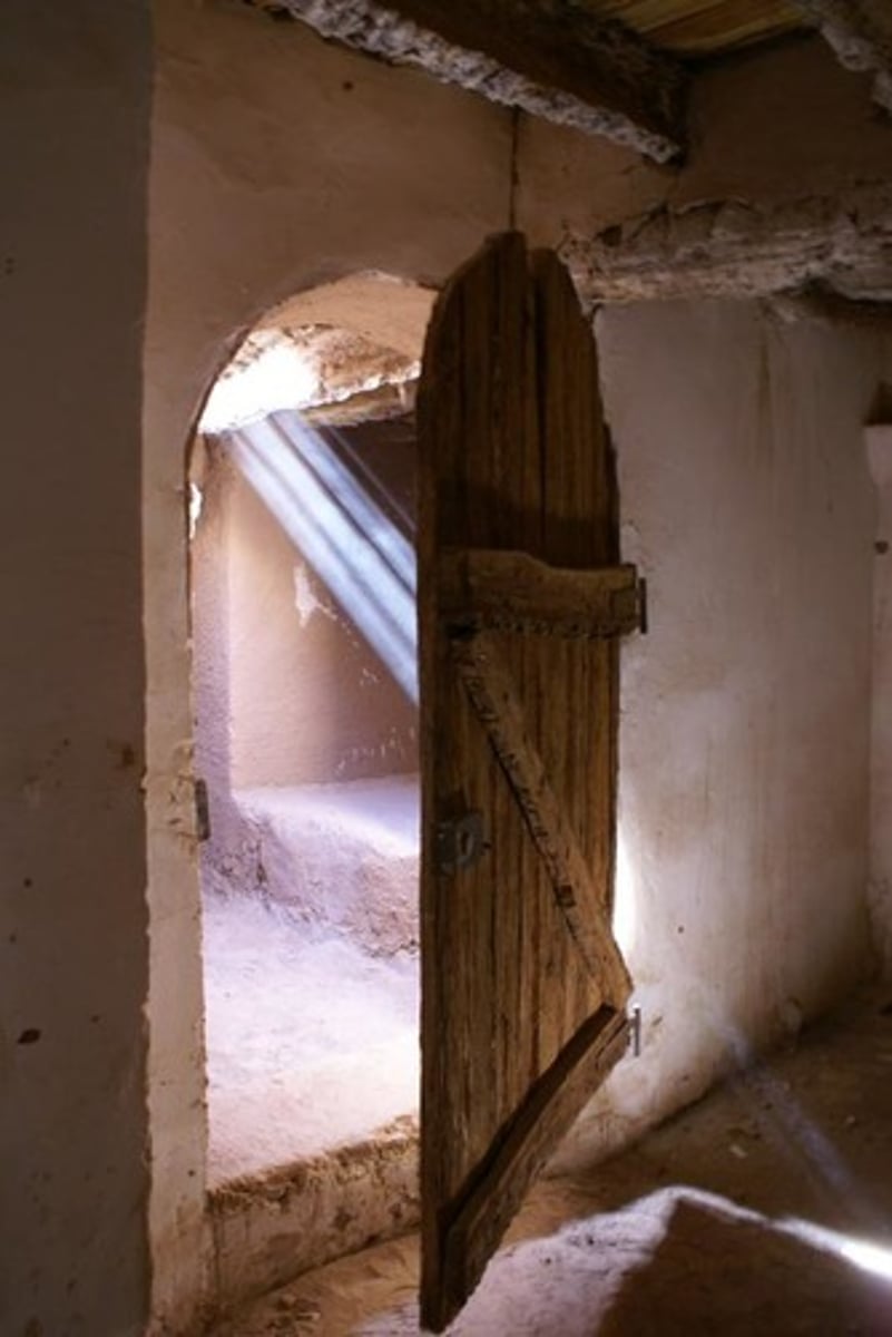 <p>to enter (go in)</p>