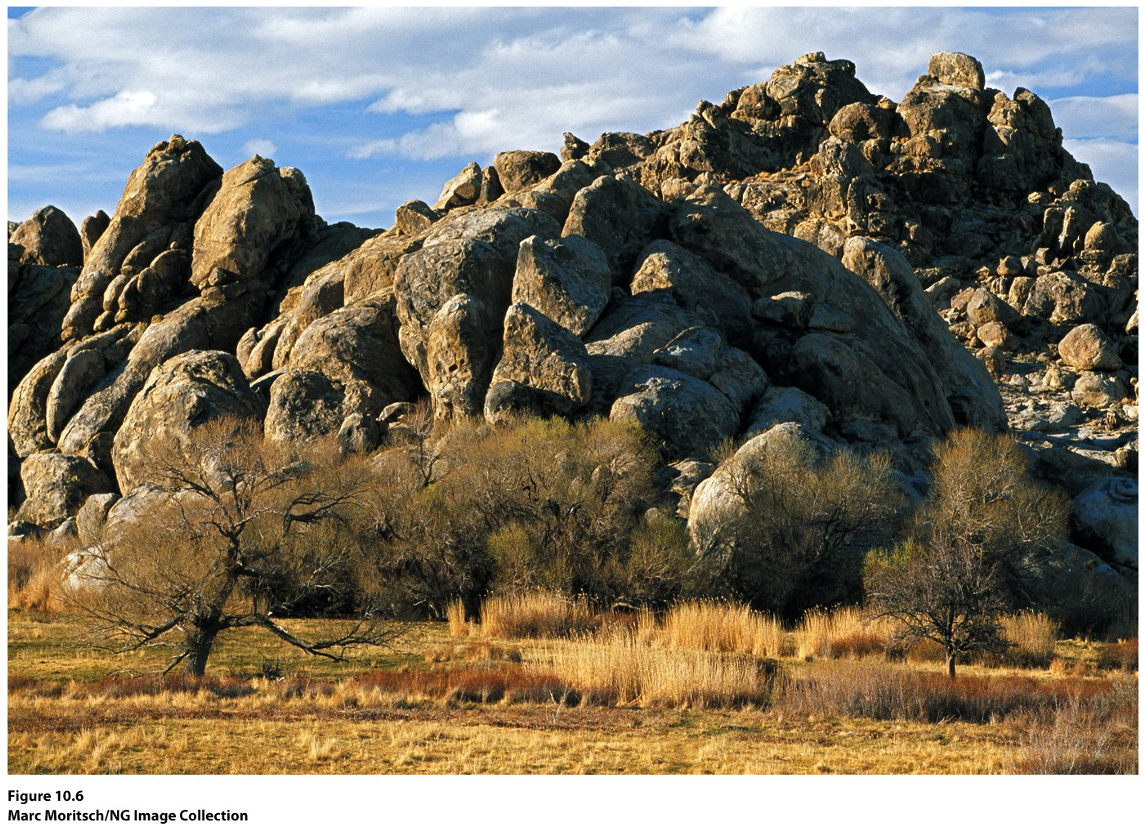 gesteente reageert op/met water. het proces waar kleimineralen ontstaan. (graniet is te zien op de foto)