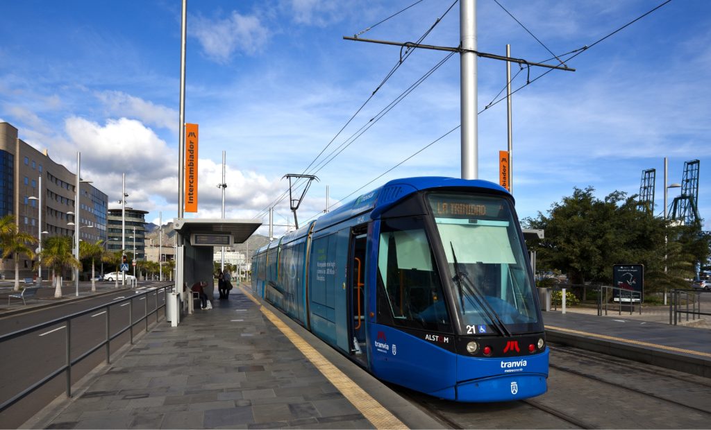 <p>el tranvía (por la ciudad)</p>