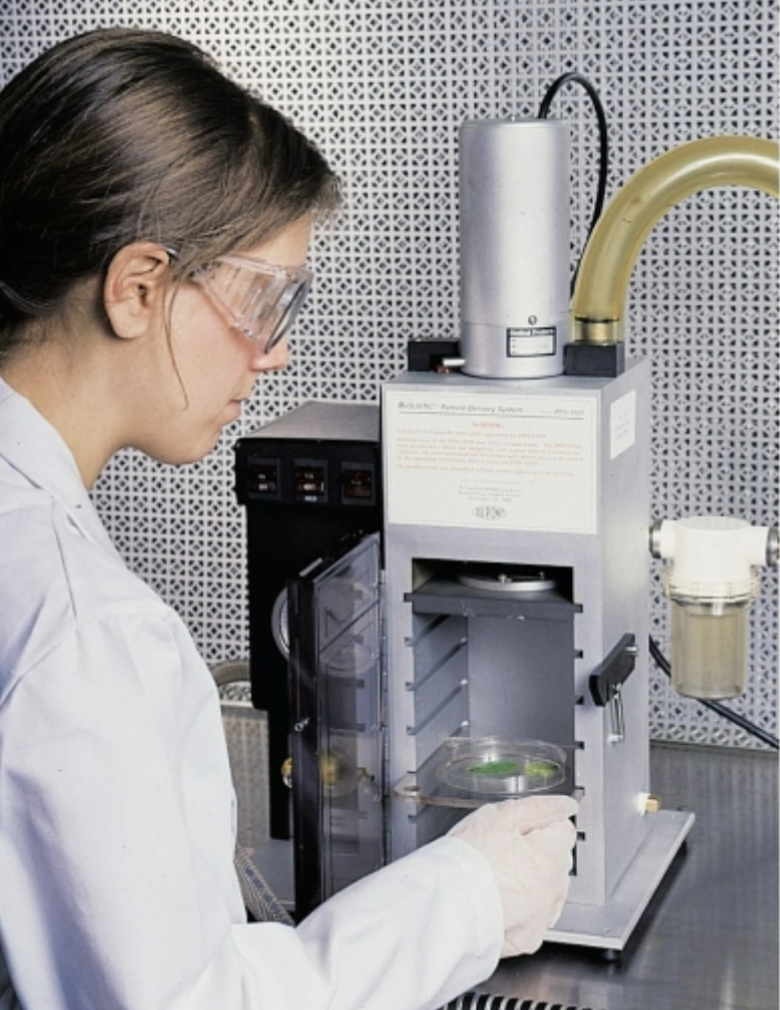 <ul><li><p>Shoots DNA-coated micro particles made of tungsten/gold<span>🥇</span></p></li><li><p><strong>into plant cells</strong> <span>🪴</span></p></li><li><p>burst of helium pressure<span>🎈</span></p></li></ul><p></p>