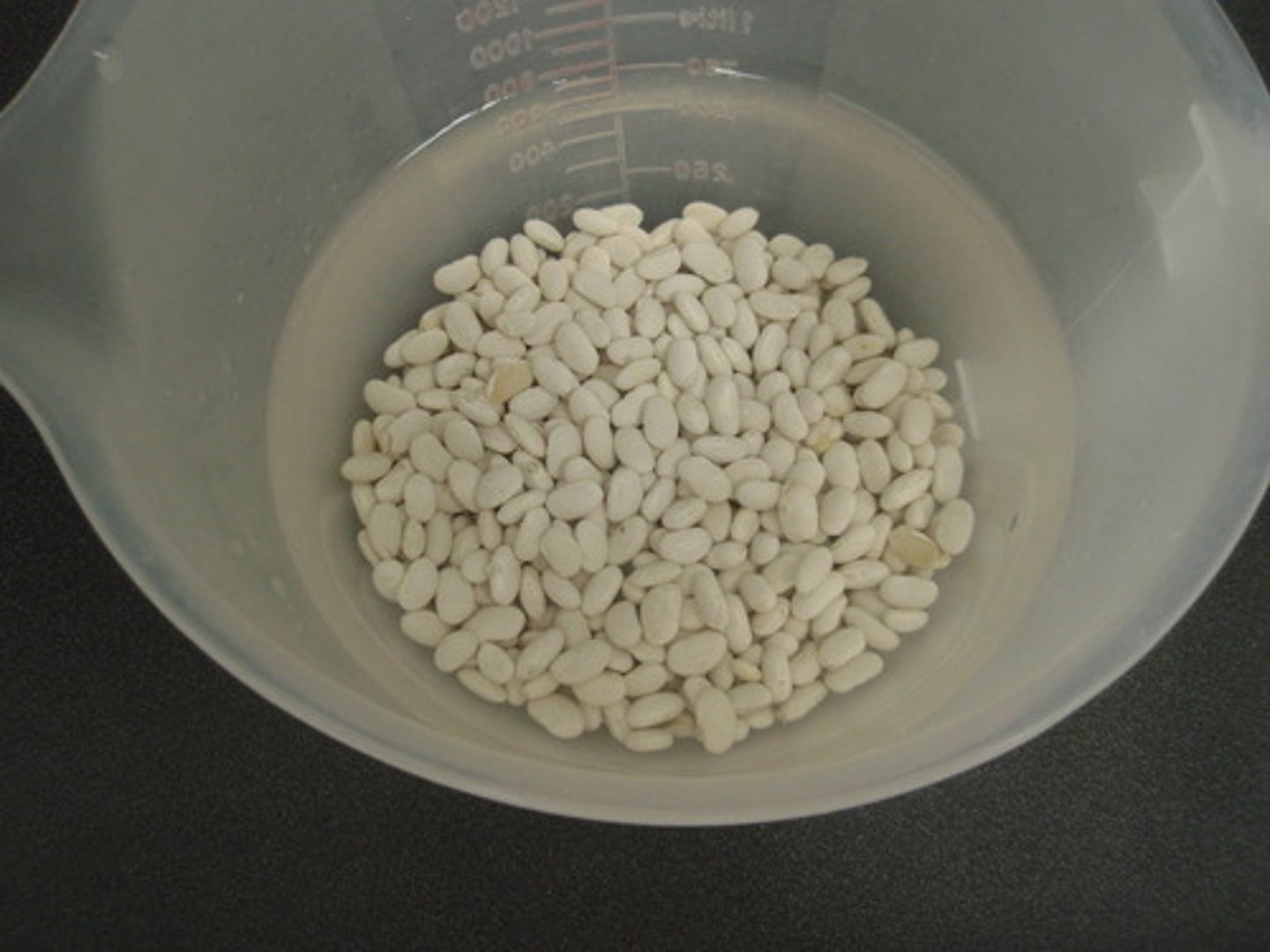 <p>(v) nhúng nước, ngâm nước</p>