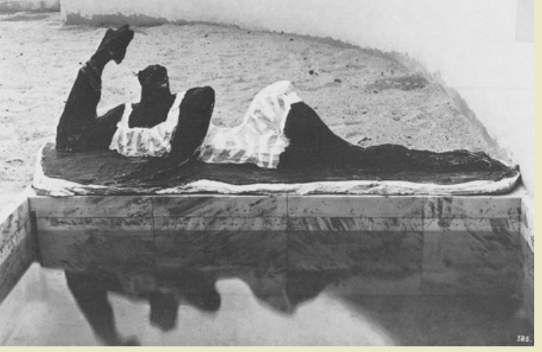 <p>Fontana, Bagnante, sculutra cemento policromo, solario-piscina, Villa-studio per un artista (Figi, Pollini)</p>