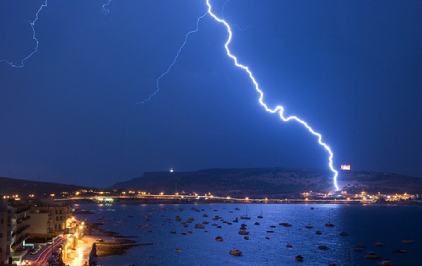 <p>electric discharge from cloud to cloud or from cloud to earth</p>