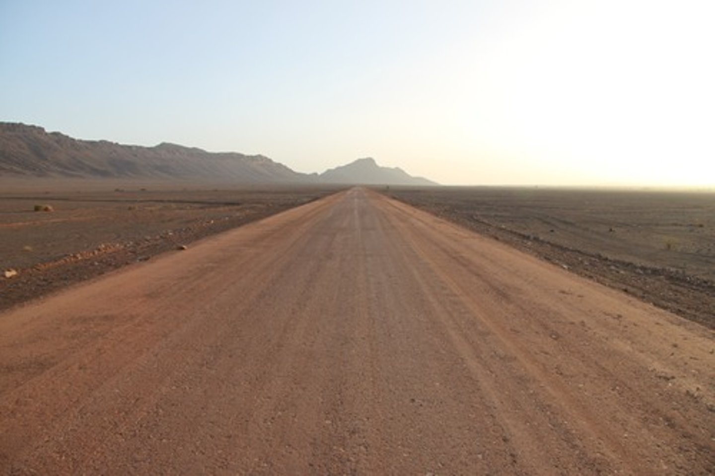 <p>(n) sự xa xôi</p>