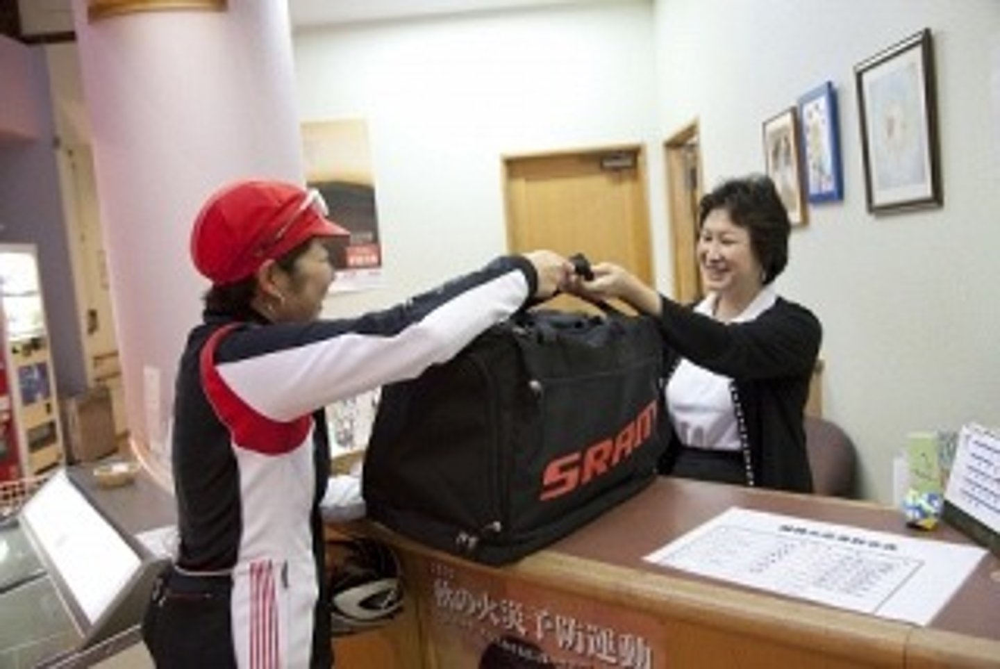 <p>あずける</p><p>giao cho, giao phó, gửi</p><p>ぎんこうにお金を預ける</p><p>Gửi tiền vào ngân hàng</p>