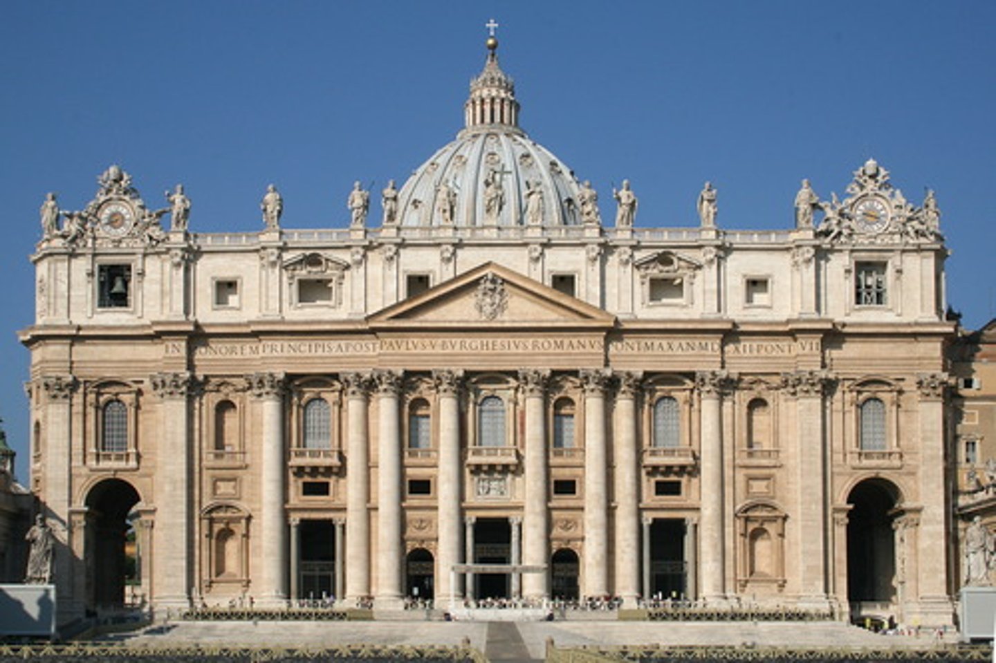 <p>Vatican, Baroque, 1607-14</p><p>Commissioned by Pope Paul V. Extended nave and facade to flatten and give the main entrance a grander appearance.</p>