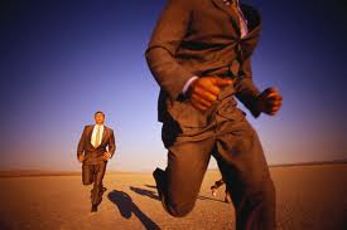 <p>theo đuổi điều gì; cố gắng để có/giành được cái gì</p>