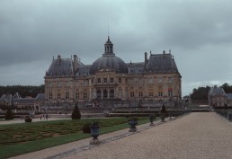 <p>symmetrical, ornate textures, blue/green/gold = classic colors, giant scale, plants everywhere</p>