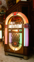 <p><span>a </span>machine<span> in a </span>bar<span>, etc. that </span>plays<span> </span>recorded<span> </span>music<span> when a </span>coin<span> is put into it</span></p>