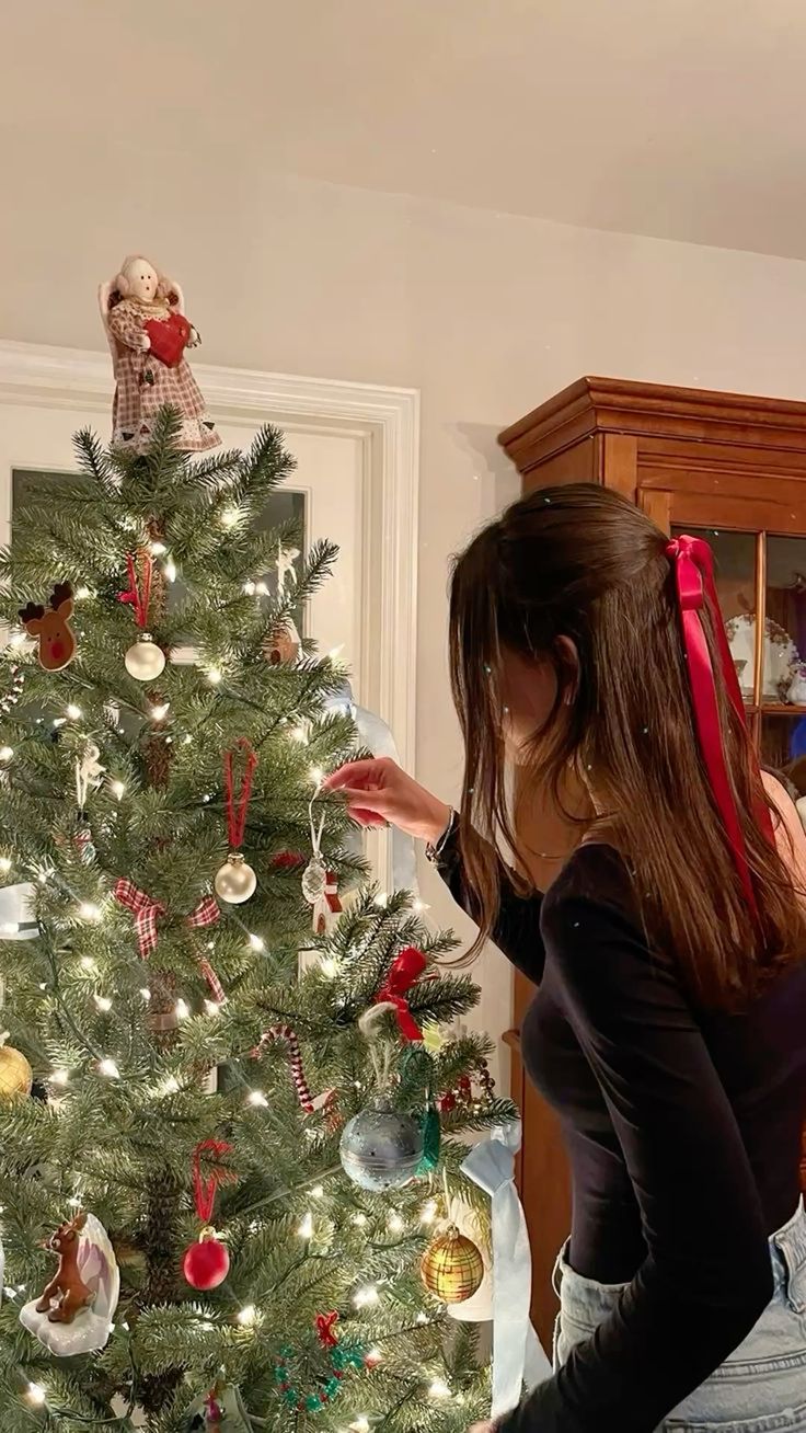 <p>We <strong>decorate the Christmas tree</strong> together.</p>