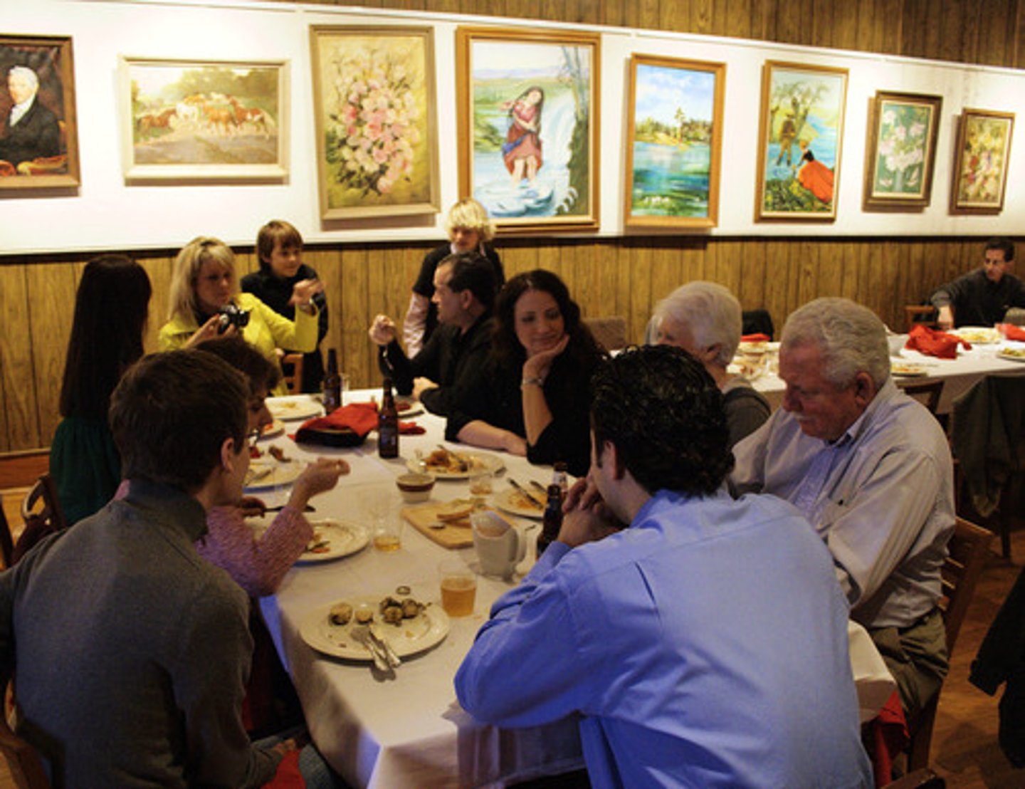 <p>a party or a meeting when many relatives come together as a group</p>