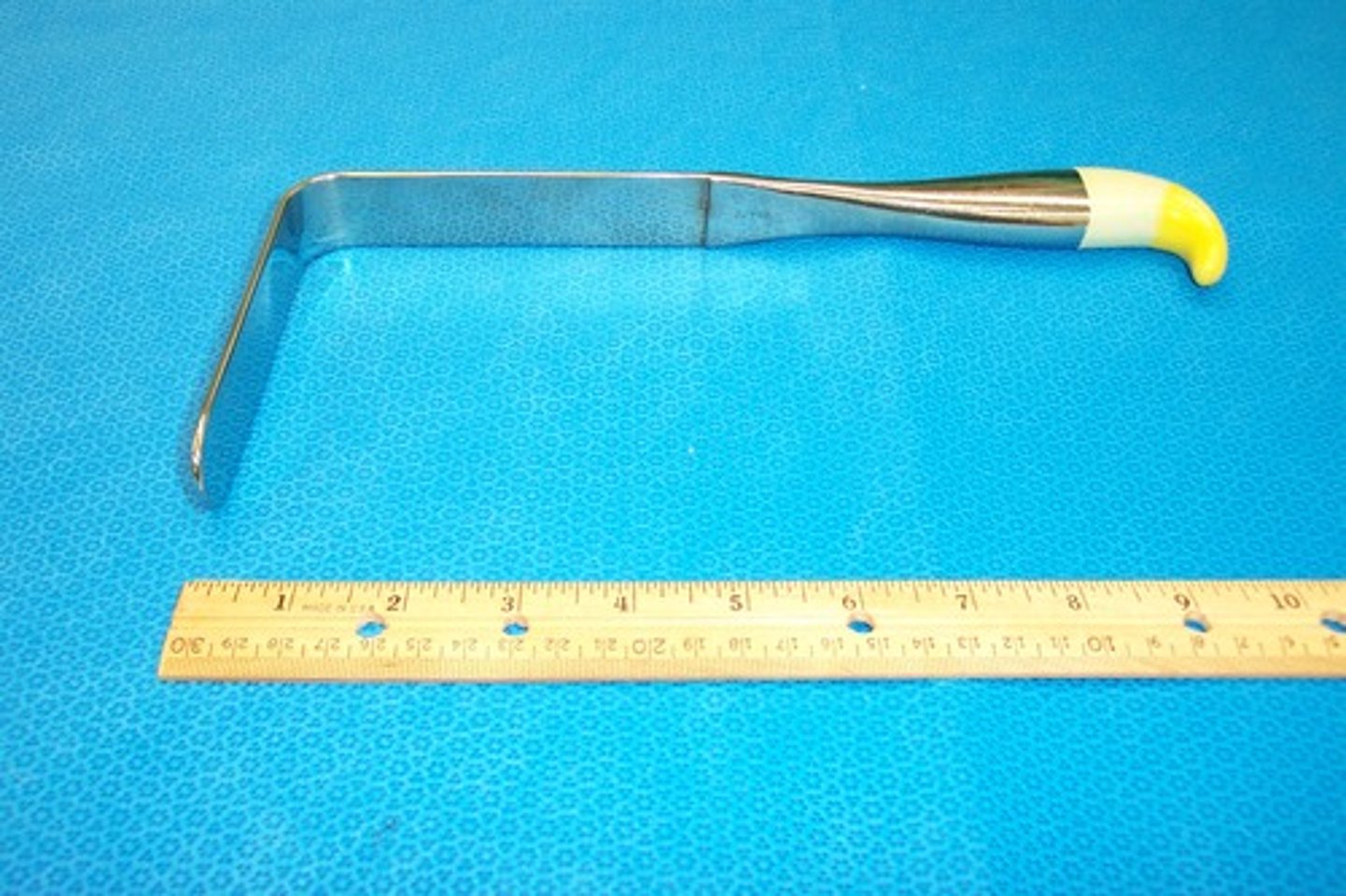 <p>right angle retractor</p>