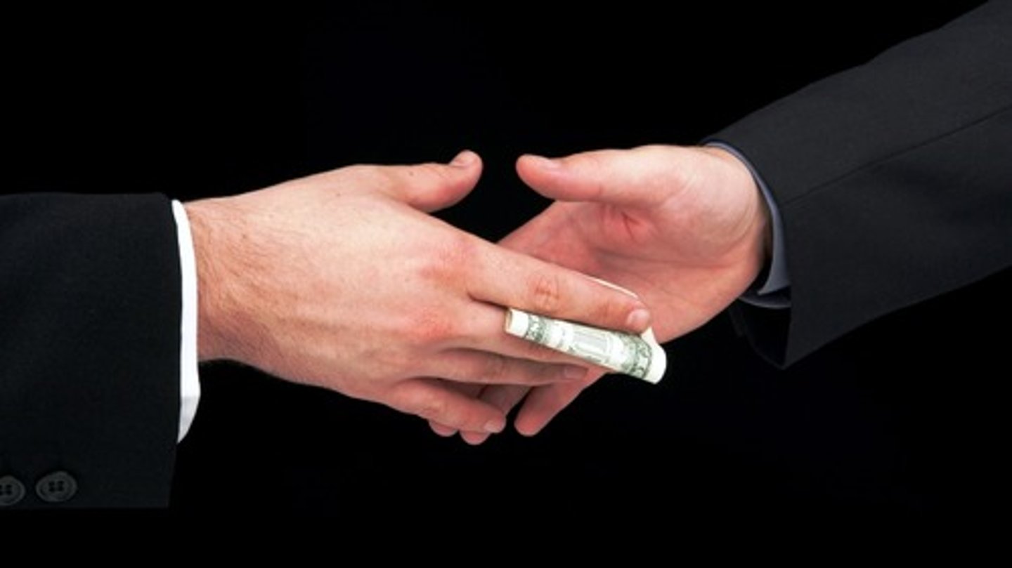 <p>давати хабар(to try to make someone do something for you by giving them money, presents, or something else that they want: He bribed immigration officials and entered the country illegally.)</p>