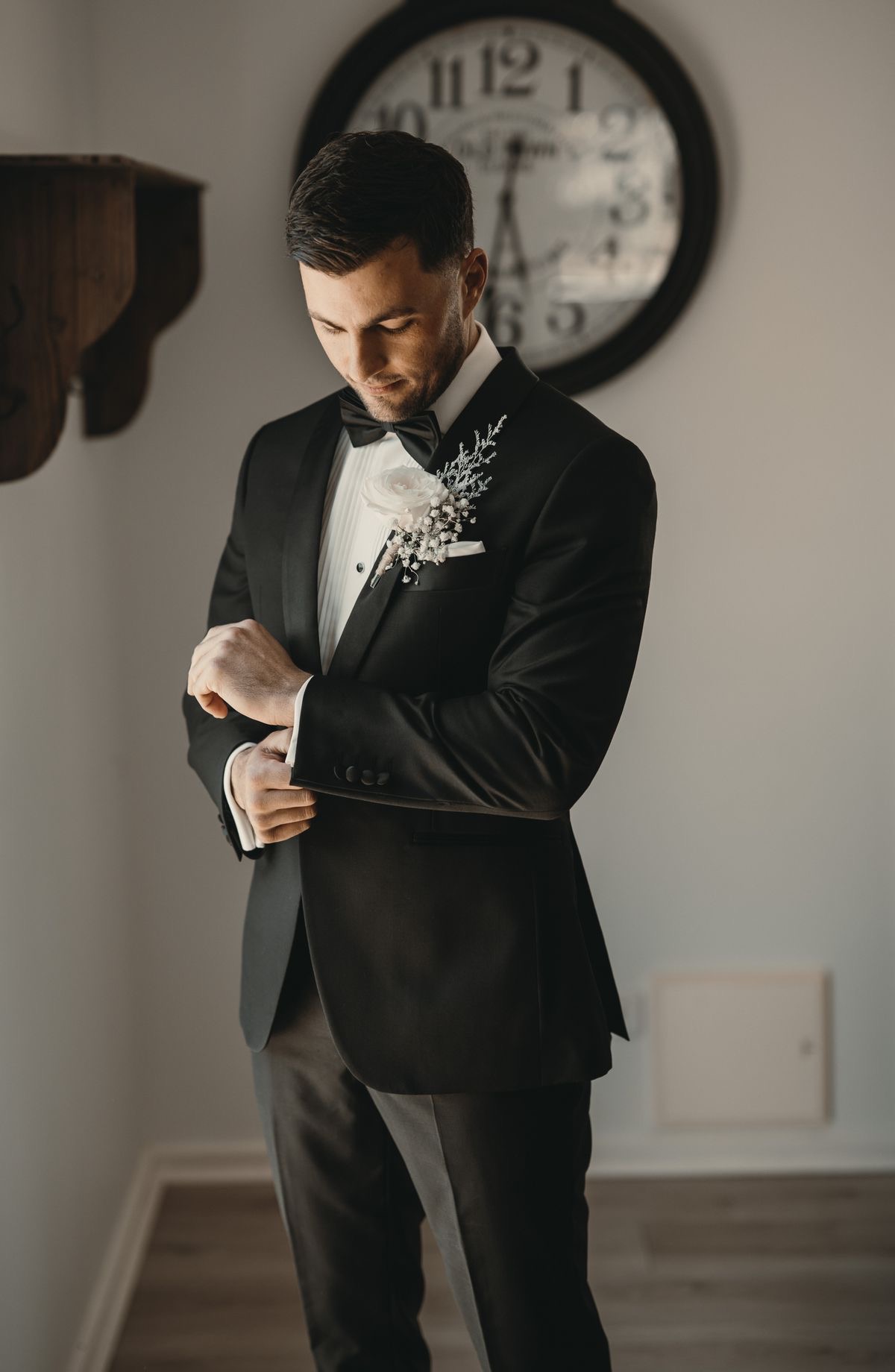<p>Groom (n)</p>